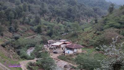 گیلوندرود، کوچک‌ترین روستای گیلان در نزدیکی ماسوله با طبیعت بکر، آبشارهای باسکمون و دره‌ی خونین، کوهنوردی و سکوتی آرامش‌بخش است که با برق خورشیدی تأمین می‌شود.